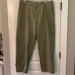 Patagonia Men's Twill Traveler Chino Pants. Green. 38/32